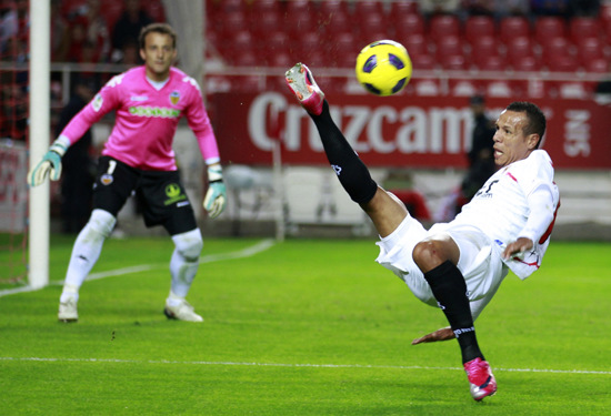 羽毛球场上 羽毛球场上