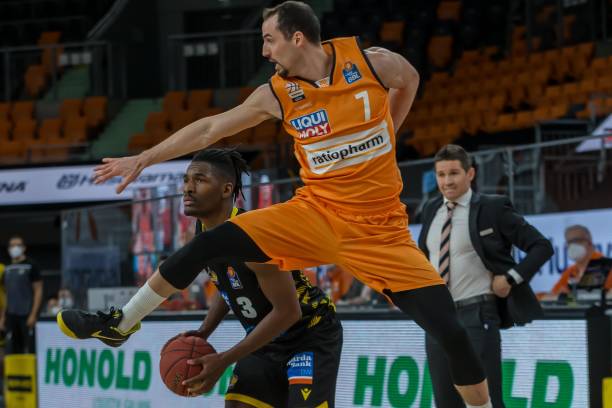 凭借一记 凭借一记